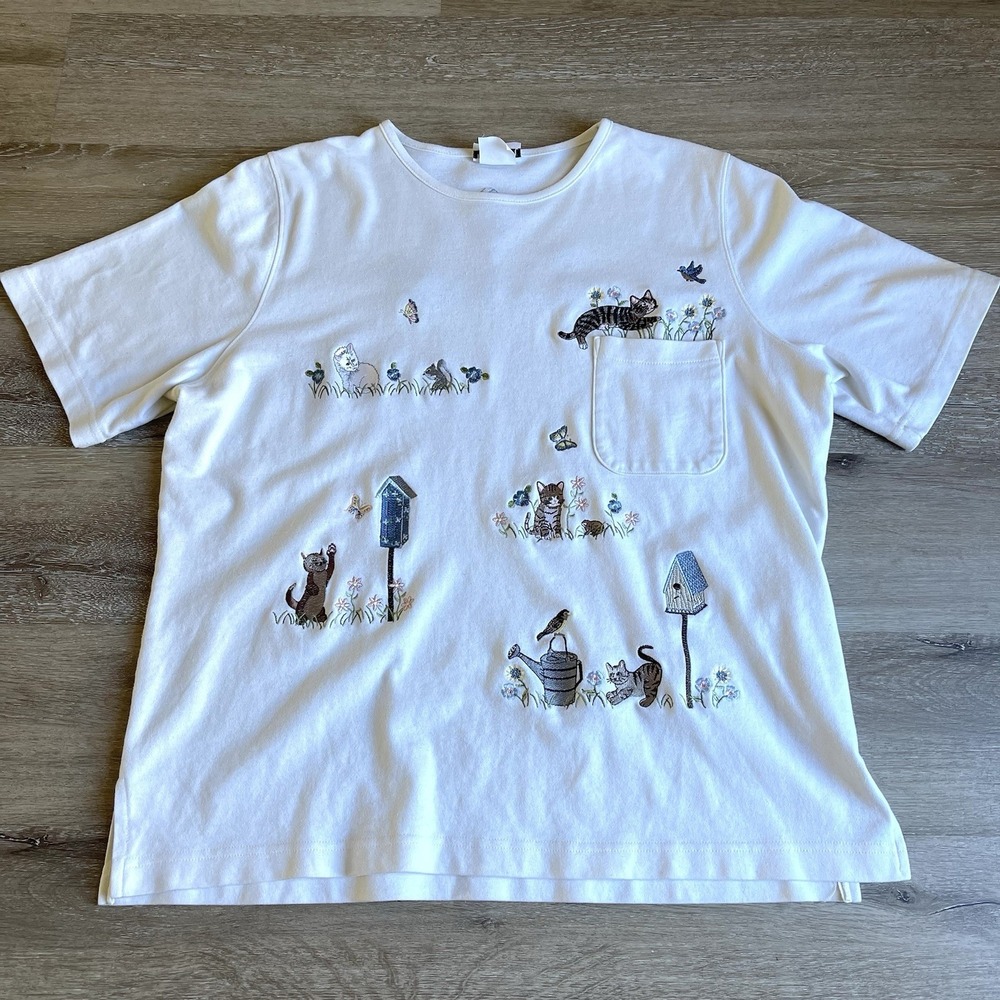 Women's Large Embroidered Cat Garden Tshirt White Cottagecore Pocket Top